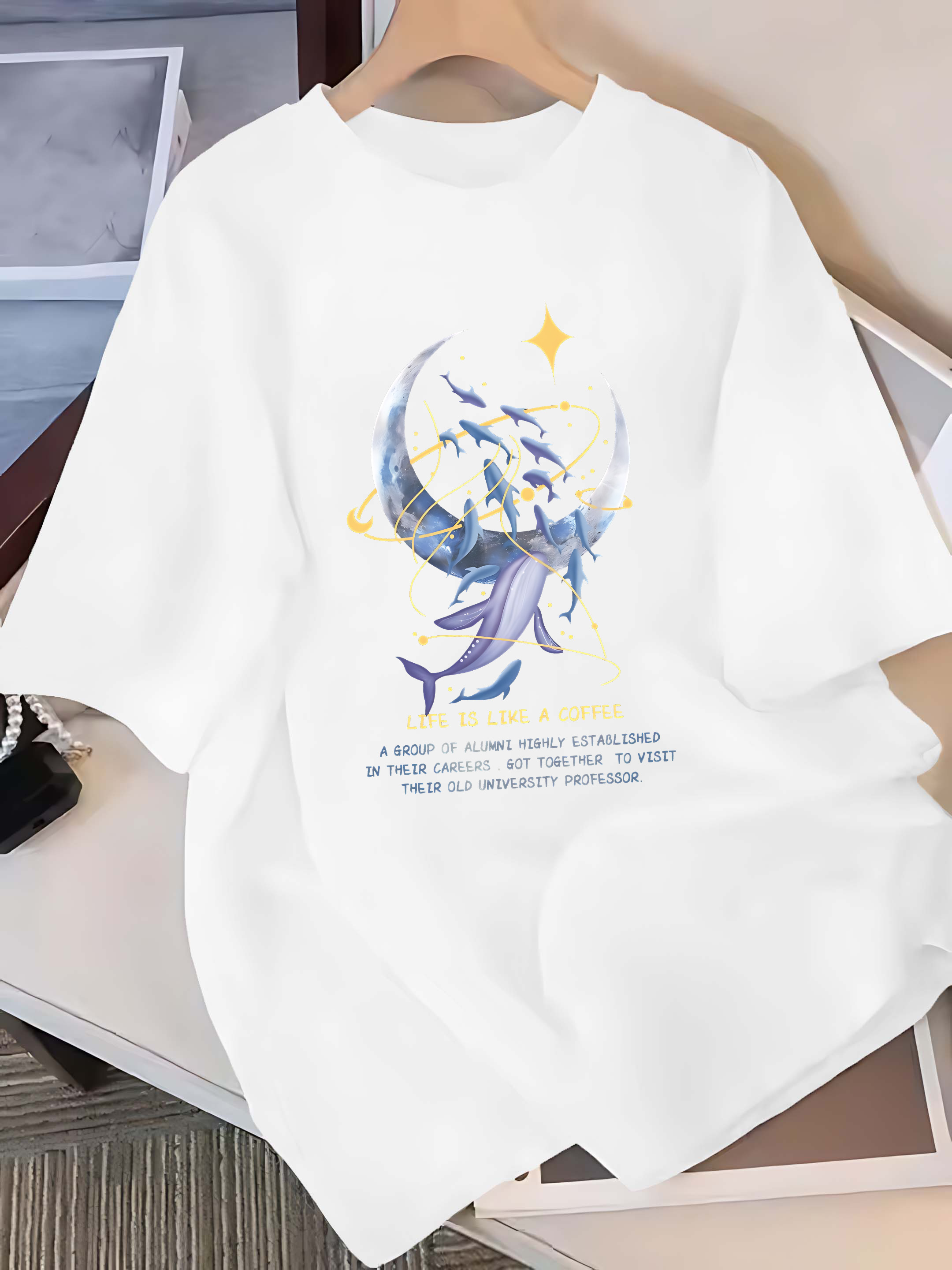 Summer Clothing Images - イメージには夢のようなクジラと月が描かれ、「人生は一杯のコーヒーのようなもの」というを象徴しています。グラフィックTシャツ女性服夏物