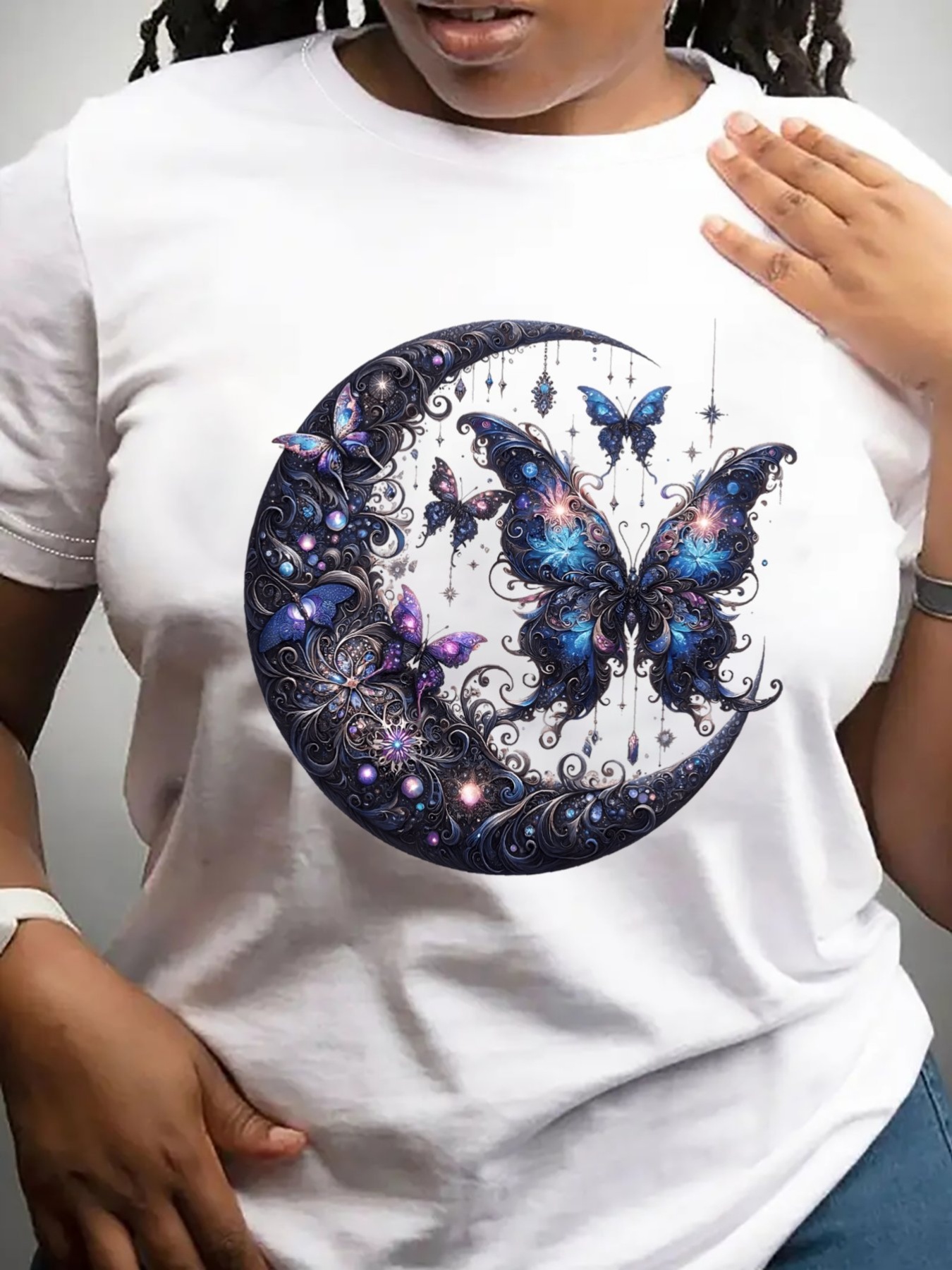 Summer Clothing Must Haves - プラスサイズの女性用衣料、女性用オーバーサイズTシャツ - 艶やかな蝶と三日月のプリント、青、紫、ピンク、ゴールド、黒、白の渦巻模様、半袖ラウンドネックの通気性のある夏用カジュアルトップス、サイズはLから5XL、ボヘミアン星空デザイン、日常や特別な機会に最適、ゆったりとしたフィット感、軽量生地、柔らかい素材、ファッション愛好家に欠かせないアイテム。