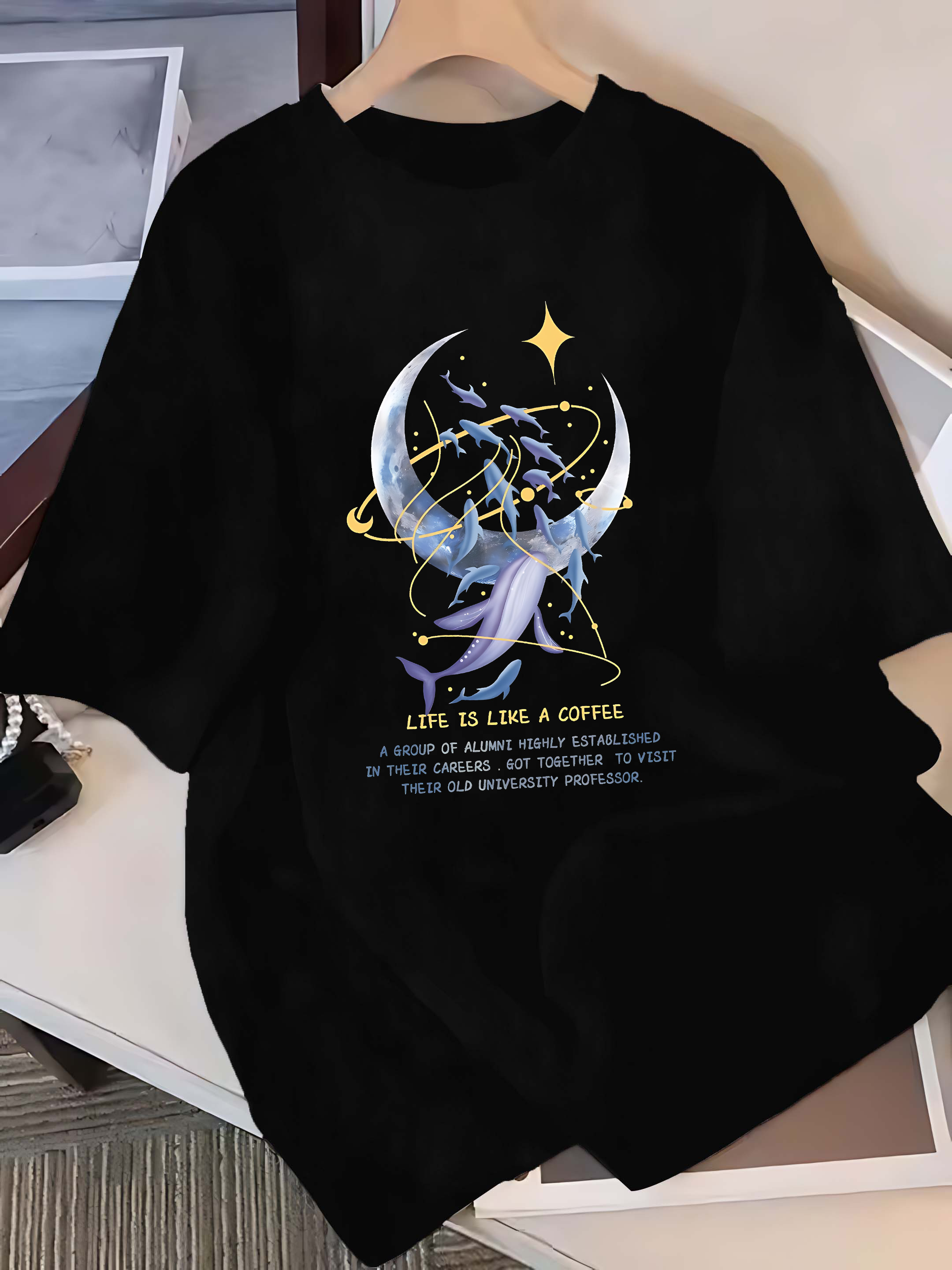 イメージには夢のようなクジラと月が描かれ、「人生は一杯のコー - Summer Clothing Images のレビューと価格