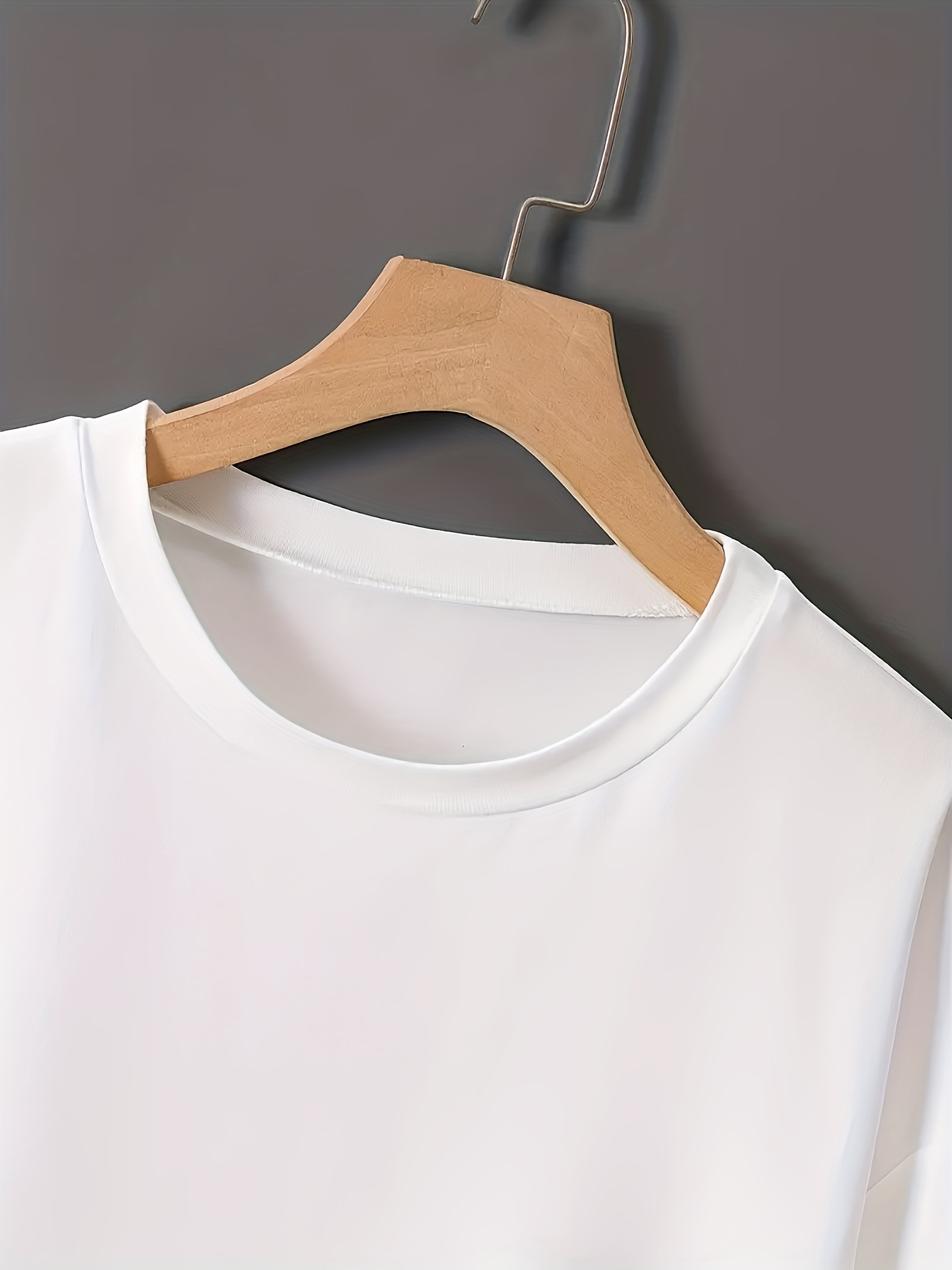 背中にレトロなロックバンドのプリントが入ったTシャツ、夏用ラ - Summer Clothing Must Haves のレビューと価格